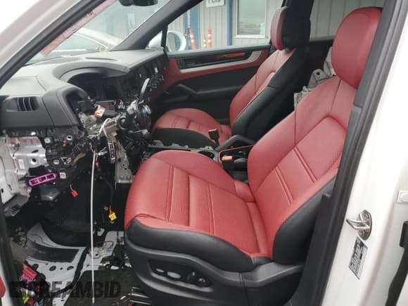 ✅ 2024 Porsche Cayenne • VIN: WP1AA2AY6RDA12143 • Lot: 70596385. Wystawiony na Copart z przebiegiem Nie podano. Bezpłatny archiwum sprzedaży aukcyjnych z USA i szczegółowy raport historii pojazdu na DreamBid. Zdjęcie 7.