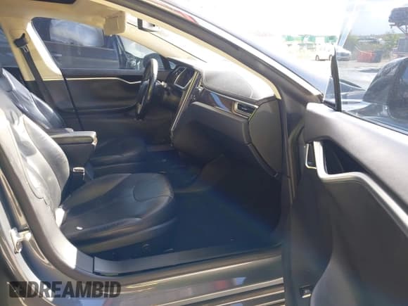 ✅ 2013 Tesla Model S • VIN: 5YJSA1CN9DFP12064 • Lot: 43811297. Wystawiony na IAAI z przebiegiem 157 494 mil. Bezpłatny archiwum sprzedaży aukcyjnych z USA i szczegółowy raport historii pojazdu na DreamBid. Zdjęcie 5.