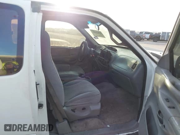 ✅ 1997 Ford F-150 XL • VIN: 1FTDX1864VKA09145 • Lot: 43625381. Wystawiony na IAAI z przebiegiem 196 148 mil. Bezpłatny archiwum sprzedaży aukcyjnych z USA i szczegółowy raport historii pojazdu na DreamBid. Zdjęcie 5.