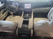 ✅ 2024 Jeep Wagoneer • VIN: 1C4SJVAP4RS136969 • Lot: 62506435. Wystawiony na Copart z przebiegiem 30 929 mil. Bezpłatny archiwum sprzedaży aukcyjnych z USA i szczegółowy raport historii pojazdu na DreamBid. Zdjęcie 8.