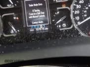 ✅ 2018 Toyota Tundra SR5 • VIN: 5TFDW5F10JX687521 • Lot: 43216895. Wystawiony na IAAI z przebiegiem 107 616 mil. Bezpłatny archiwum sprzedaży aukcyjnych z USA i szczegółowy raport historii pojazdu na DreamBid. Zdjęcie 16.