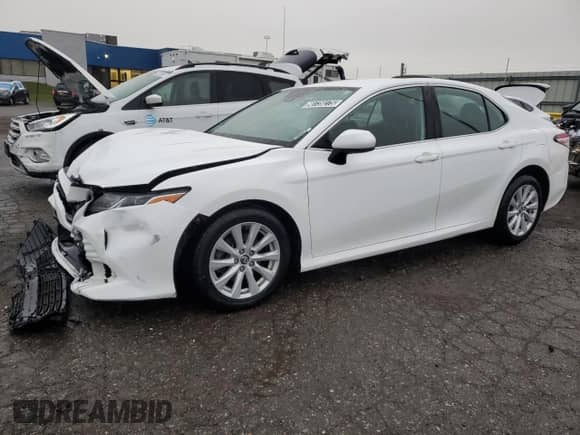 2020 Toyota Camry LE with VIN 4T1C11AK2LU861060, listed as a Copart auction lot 90739275 with 117,008 mi miles and Clean title. Bid and sale history available at DreamBid. Image 1.