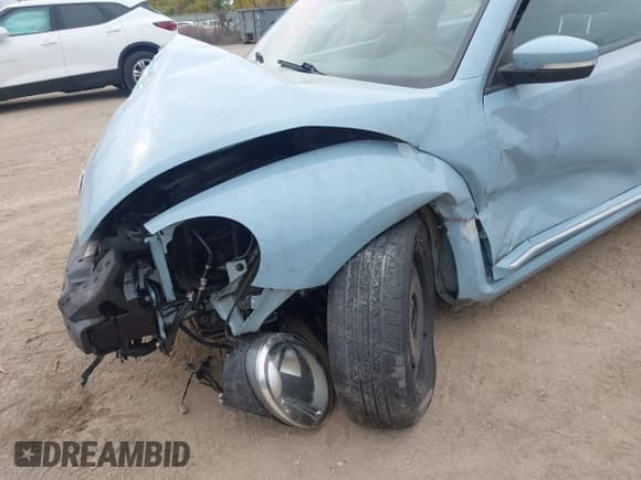 ✅ 2013 Volkswagen Beetle 2.5L • VIN: 3VWJP7AT4DM656381 • Lot: 43627786. Listed on IAAI with 141,093 mi. Free auction sales archive from the USA and detailed vehicle history report at DreamBid. Image 6.
