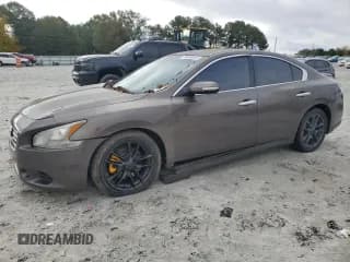 ✅ 2013 Nissan Maxima S • VIN: 1N4AA5AP9DC811297 • Lot: 90858035. Wystawiony na Copart z przebiegiem 137 233 mil. Bezpłatny archiwum sprzedaży aukcyjnych z USA i szczegółowy raport historii pojazdu na DreamBid. Zdjęcie 1.