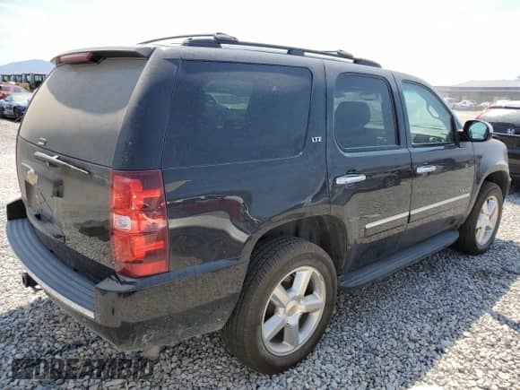 2013 Chevrolet Tahoe LTZ z VIN 1GNSKCE01DR257321, wystawiony jako Copart lot #65388095 z przebiegiem 131 835 mil mil oraz Szkoda całkowita • Salvage title. Historia ofert i sprzedaży dostępna na DreamBid. Obrazek 3.