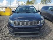 ✅ 2018 Jeep Compass Latitude • VIN: 3C4NJDBB0JT374735 • Lot: 82146085. Wystawiony na Copart z przebiegiem 60 400 mil. Bezpłatny archiwum sprzedaży aukcyjnych z USA i szczegółowy raport historii pojazdu na DreamBid. Zdjęcie 5.