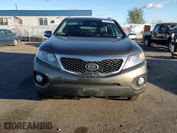 ✅ 2013 Kia Sorento EX • VIN: 5XYKUCA68DG321785 • Lot: 82552895. Wystawiony na Copart z przebiegiem 149 618 mil. Bezpłatny archiwum sprzedaży aukcyjnych z USA i szczegółowy raport historii pojazdu na DreamBid. Zdjęcie 14.