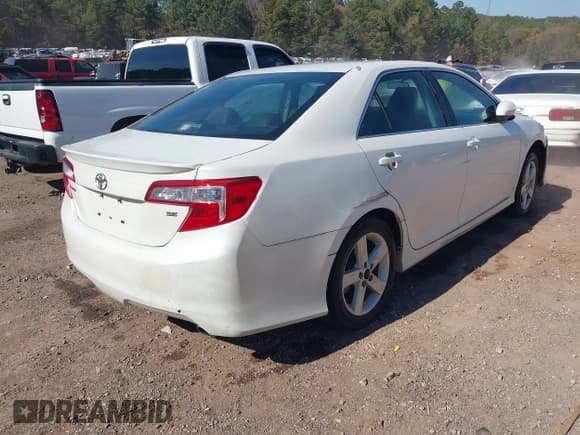 ✅ 2014 Toyota Camry SE • VIN: 4T1BF1FK5EU415123 • Лот: 43618795. Опубликован ранее на IAAI с пробегом 230 930 миль. Бесплатный доступ к архиву аукционных продаж из США и подробный отчёт об истории автомобиля на DreamBid. Изображение 4.
