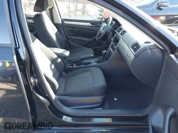 ✅ 2012 Volkswagen Passat S • VIN: 1VWAP7A33CC016291 • Lot: 41394584. Wystawiony na IAAI z przebiegiem 245 988 mil. Bezpłatny archiwum sprzedaży aukcyjnych z USA i szczegółowy raport historii pojazdu na DreamBid. Zdjęcie 5.