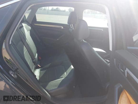 ✅ 2016 Volkswagen Passat SE • VIN: 1VWBS7A32GC061909 • Lot: 43895144. Wystawiony na IAAI z przebiegiem 149 167 mil. Bezpłatny archiwum sprzedaży aukcyjnych z USA i szczegółowy raport historii pojazdu na DreamBid. Zdjęcie 8.