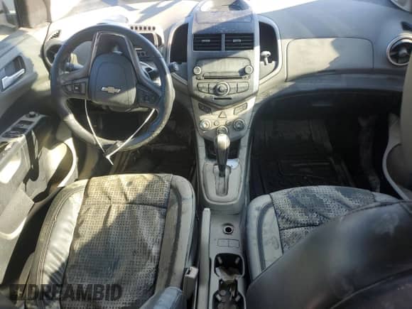 2012 Chevrolet Sonic LTZ z VIN 1G1JE5SB4C4206347, wystawiony jako Copart lot #46341705 z przebiegiem Nie podano mil oraz Szkoda całkowita • Salvage title. Historia ofert i sprzedaży dostępna na DreamBid. Obrazek 8.