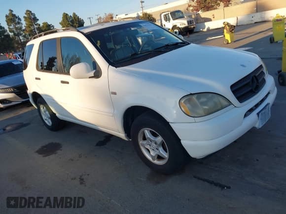 ✅ 2000 Mercedes-Benz M 320/430/500 • VIN: 4JGAB54E0YA184312 • Lot: 43879181. Listed on IAAI with 247,876 mi. Free auction sales archive from the USA and detailed vehicle history report at DreamBid. Image 1.