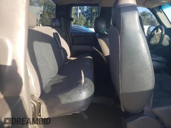 2006 Chevrolet Silverado 1500 LS z VIN 1GCEK19V06Z192917, wystawiony jako Copart lot #86732914 z przebiegiem 237 082 mil mil oraz Szkoda całkowita • Salvage title. Historia ofert i sprzedaży dostępna na DreamBid. Obrazek 10.