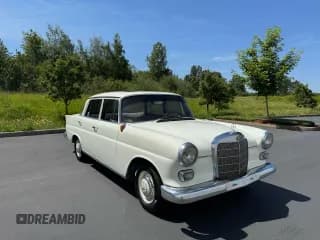 ✅ 1965 Mercedes-Benz 190 • VIN: 11001010128181 • Lot: 94197345. Wystawiony na Copart z przebiegiem 77 434 mil. Bezpłatny archiwum sprzedaży aukcyjnych z USA i szczegółowy raport historii pojazdu na DreamBid. Zdjęcie 1.