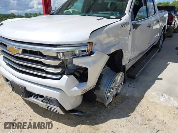 2025 Chevrolet Silverado 1500 with VIN 3GCUKJE87SG121977, listed as a IAAI auction lot 43239137 with 5,330 mi miles and . Bid and sale history available at DreamBid. Image 6.