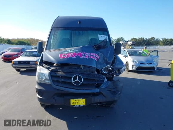 ✅ 2018 Mercedes-Benz Sprinter Cargo Worker • VIN: WD3PE7CD3JP648054 • Lot: 43625298. Wystawiony na IAAI z przebiegiem 60 887 mil. Bezpłatny archiwum sprzedaży aukcyjnych z USA i szczegółowy raport historii pojazdu na DreamBid. Zdjęcie 12.