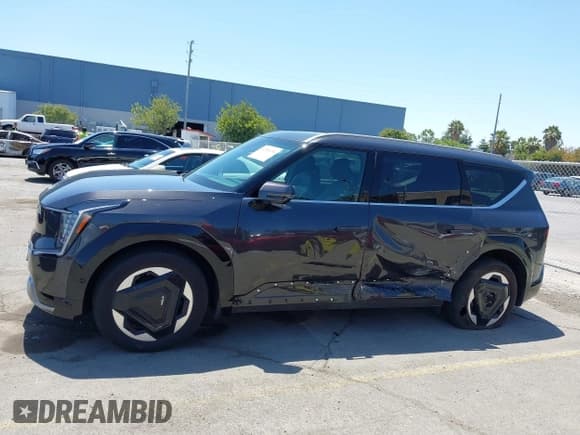 ✅ 2024 Kia EV9 Land • VIN: KNDADFS59R6038339 • Lot: 42581294. Wystawiony na IAAI z przebiegiem 6 484 mil. Bezpłatny archiwum sprzedaży aukcyjnych z USA i szczegółowy raport historii pojazdu na DreamBid. Zdjęcie 15.