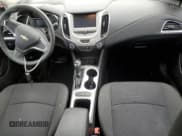 ✅ 2017 Chevrolet Cruze LS • VIN: 1G1BC5SM2H7225321 • Лот: 67201002. Опубликован ранее на Copart с пробегом 63 220 миль. Бесплатный доступ к архиву аукционных продаж из США и подробный отчёт об истории автомобиля на DreamBid. Изображение 9.