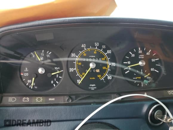 ✅ 1982 Mercedes-Benz 300 D • VIN: WDBAB33A2CB008564 • Лот: 84820565. Опубликован ранее на Copart с пробегом 230 335 миль. Бесплатный доступ к архиву аукционных продаж из США и подробный отчёт об истории автомобиля на DreamBid. Изображение 9.