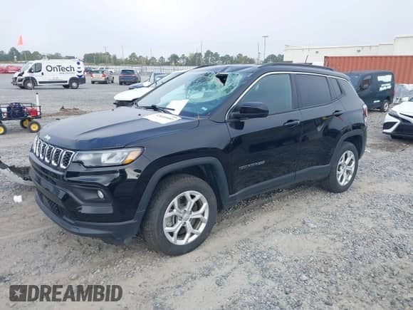 2024 Jeep Compass Latitude z VIN 3C4NJDBN2RT100510, wystawiony jako IAAI lot #43605089 z przebiegiem 53 687 mil mil oraz . Historia ofert i sprzedaży dostępna na DreamBid. Obrazek 2.