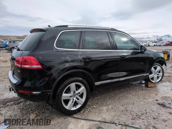 ✅ 2013 Volkswagen Touareg Exec • VIN: WVGEF9BP3DD001656 • Lot: 49436605. Listed on Copart with 186,277 mi. Free auction sales archive from the USA and detailed vehicle history report at DreamBid. Image 3.