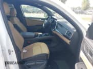 ✅ 2024 Volkswagen Atlas SE • VIN: 1V2KE2CA1RC263988 • Lot: 43208779. Wystawiony na IAAI z przebiegiem 11 620 mil. Bezpłatny archiwum sprzedaży aukcyjnych z USA i szczegółowy raport historii pojazdu na DreamBid. Zdjęcie 5.