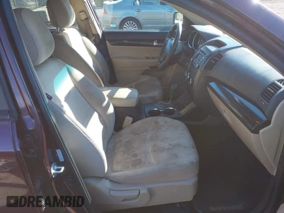 ✅ 2011 Kia Sorento LX • VIN: 5XYKTCA10BG175984 • Lot: 43884446. Listed on IAAI with 214,495 mi. Free auction sales archive from the USA and detailed vehicle history report at DreamBid. Image 5.