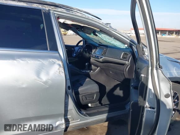 ✅ 2017 Toyota Highlander XLE • VIN: 5TDJZRFH9HS425818 • Lot: 43692560. Wystawiony na IAAI z przebiegiem 92 357 mil. Bezpłatny archiwum sprzedaży aukcyjnych z USA i szczegółowy raport historii pojazdu na DreamBid. Zdjęcie 5.