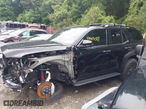 ✅ 2025 Toyota 4Runner SR5 • VIN: JTEVA5BR6S5002493 • Lot: 42669087. Listed on IAAI with 1,637 mi. Free auction sales archive from the USA and detailed vehicle history report at DreamBid. Image 15.