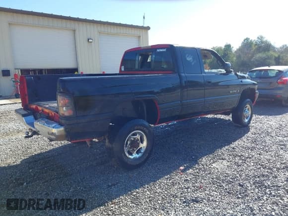 ✅ 2001 Dodge 2500 • VIN: 3B7KF23Z61G768169 • Lot: 43609427. Wystawiony na IAAI z przebiegiem 143 024 mil. Bezpłatny archiwum sprzedaży aukcyjnych z USA i szczegółowy raport historii pojazdu na DreamBid. Zdjęcie 4.