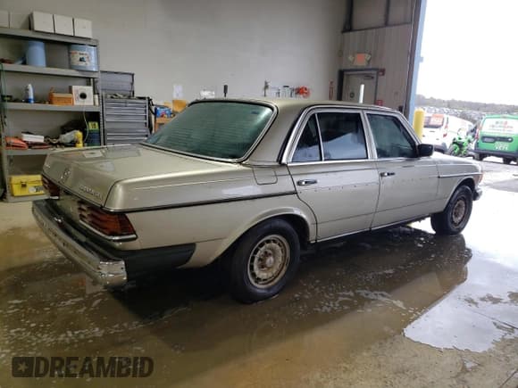 ✅ 1985 Mercedes-Benz 300 • VIN: WDBAB33C2FA244806 • Lot: 52752485. Listed on Copart with Not provided. Free auction sales archive from the USA and detailed vehicle history report at DreamBid. Image 3.