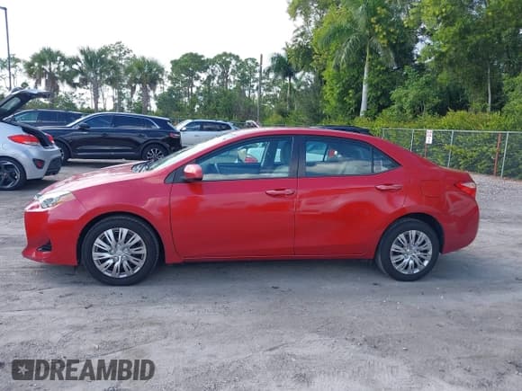 ✅ 2018 Toyota Corolla XLE • VIN: 5YFBURHE0JP746618 • Lot: 43654731. Wystawiony na IAAI z przebiegiem 129 099 mil. Bezpłatny archiwum sprzedaży aukcyjnych z USA i szczegółowy raport historii pojazdu na DreamBid. Zdjęcie 14.