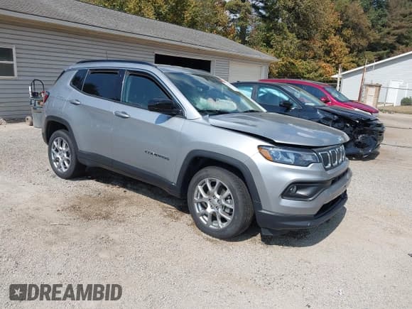 ✅ 2022 Jeep Compass Latitude Lux • VIN: 3C4NJDFBXNT175997 • Lot: 43244958. Wystawiony na IAAI z przebiegiem 42 972 mil. Bezpłatny archiwum sprzedaży aukcyjnych z USA i szczegółowy raport historii pojazdu na DreamBid. Zdjęcie 1.