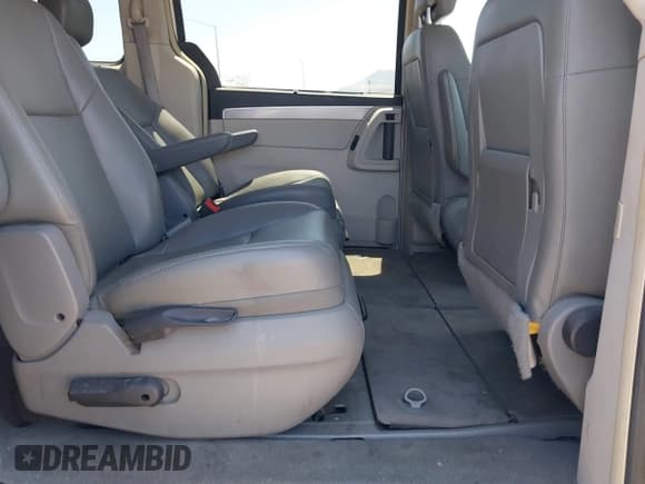 ✅ 2011 Volkswagen Routan SE • VIN: 2V4RW3DG3BR621827 • Lot: 42471811. Listed on IAAI with 107,782 mi. Free auction sales archive from the USA and detailed vehicle history report at DreamBid. Image 8.