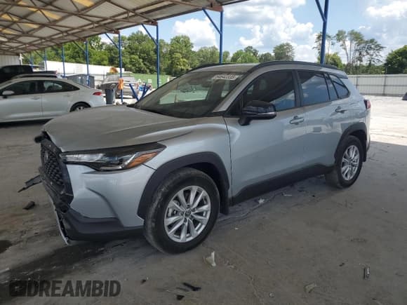 ✅ 2025 Toyota Corolla Cross LE • VIN: 7MUCAAAG7SV131038 • Лот: 64642335. Опубликован ранее на Copart с пробегом 6 689 миль. Бесплатный доступ к архиву аукционных продаж из США и подробный отчёт об истории автомобиля на DreamBid. Изображение 1.