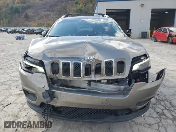 ✅ 2020 Jeep Cherokee Latitude Plus • VIN: 1C4PJMLB4LD575702 • Lot: 90839855. Wystawiony na Copart z przebiegiem 106 736 mil. Bezpłatny archiwum sprzedaży aukcyjnych z USA i szczegółowy raport historii pojazdu na DreamBid. Zdjęcie 5.