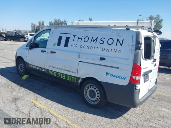 ✅ 2018 Mercedes-Benz Metris Cargo • VIN: WD3PG2EA2J3415757 • Lot: 42029579. Wystawiony na IAAI z przebiegiem 95 269 mil. Bezpłatny archiwum sprzedaży aukcyjnych z USA i szczegółowy raport historii pojazdu na DreamBid. Zdjęcie 3.