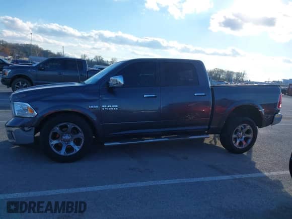 2017 Ram 1500 Laramie z VIN 1C6RR6NT5HS752125, wystawiony jako IAAI lot #41072237 z przebiegiem 75 147 mil mil oraz . Historia ofert i sprzedaży dostępna na DreamBid. Obrazek 14.