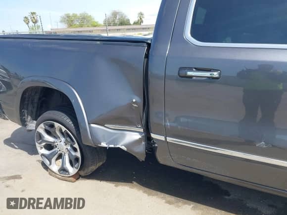 2020 Ram 1500 Limited z VIN 1C6SRFPT1LN419488, wystawiony jako IAAI lot #41847838 z przebiegiem 39 836 mil mil oraz . Historia ofert i sprzedaży dostępna na DreamBid. Obrazek 19.