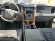 ✅ 2011 Lincoln Navigator • VIN: 5LMJJ2H5XBEJ01381 • Lot: 60547405. Wystawiony na Copart z przebiegiem 271 028 mil. Bezpłatny archiwum sprzedaży aukcyjnych z USA i szczegółowy raport historii pojazdu na DreamBid. Zdjęcie 8.