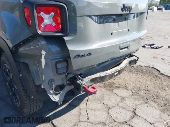 ✅ 2023 Jeep Renegade Trailhawk • VIN: ZACNJDC15PPP44726 • Lot: 43268430. Wystawiony na IAAI z przebiegiem 13 366 mil. Bezpłatny archiwum sprzedaży aukcyjnych z USA i szczegółowy raport historii pojazdu na DreamBid. Zdjęcie 18.