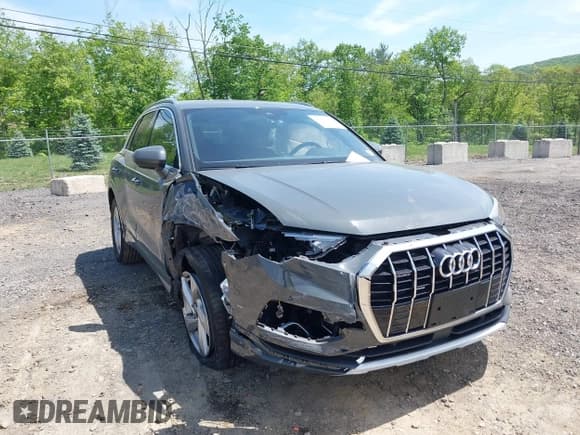 ✅ 2022 Audi Q3 Premium • VIN: WA1AUCF38N1031553 • Lot: 42233049. Listed on IAAI with 18,110 mi. Free auction sales archive from the USA and detailed vehicle history report at DreamBid. Image 6.