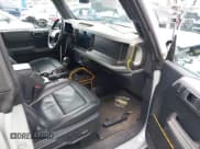 ✅ 2023 Ford Bronco • VIN: 1FMEE5DP0PLA97359 • Lot: 42130581. Wystawiony na IAAI z przebiegiem 32 335 mil. Bezpłatny archiwum sprzedaży aukcyjnych z USA i szczegółowy raport historii pojazdu na DreamBid. Zdjęcie 5.