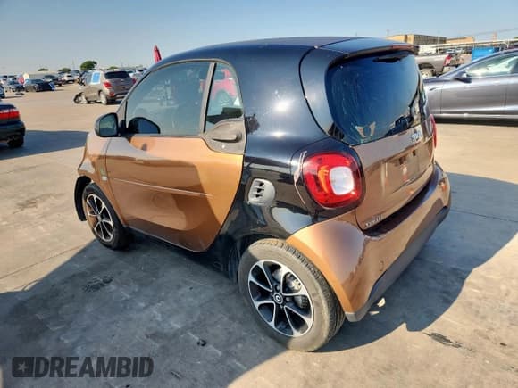 ✅ 2016 Smart fortwo Passion • VIN: WMEFJ5DA3GK048048 • Lot: 71927625. Wystawiony na Copart z przebiegiem 35 077 mil. Bezpłatny archiwum sprzedaży aukcyjnych z USA i szczegółowy raport historii pojazdu na DreamBid. Zdjęcie 2.