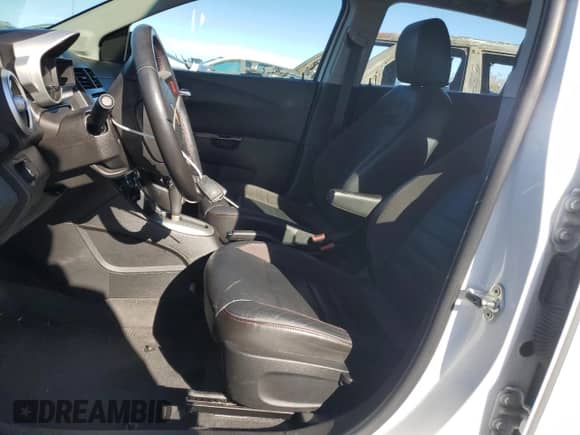 2013 Chevrolet Sonic RS z VIN 1G1JG6SB1D4213368, wystawiony jako Copart lot #46195565 z przebiegiem 112 951 mil mil oraz Czysty tytuł • Clean title. Historia ofert i sprzedaży dostępna na DreamBid. Obrazek 7.