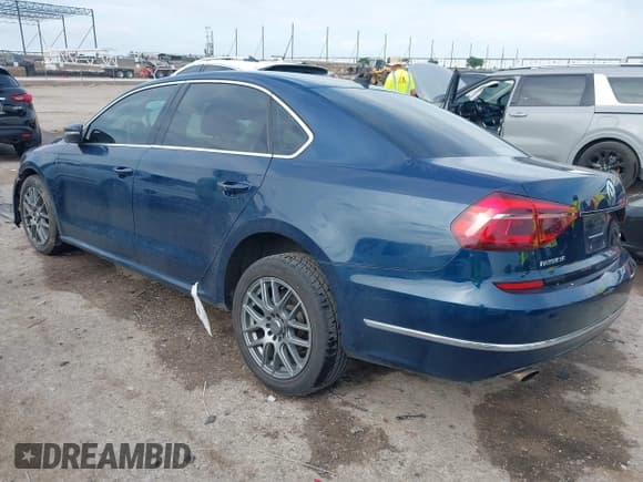 ✅ 2018 Volkswagen Passat SE • VIN: 1VWBA7A36JC040183 • Lot: 42338088. Wystawiony na IAAI z przebiegiem 86 591 mil. Bezpłatny archiwum sprzedaży aukcyjnych z USA i szczegółowy raport historii pojazdu na DreamBid. Zdjęcie 3.