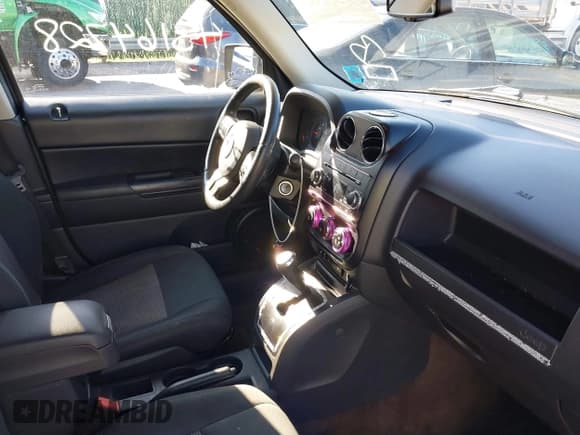 ✅ 2013 Jeep Patriot Latitude • VIN: 1C4NJPFB3DD250237 • Lot: 43164728. Listed on IAAI with 194,254 mi. Free auction sales archive from the USA and detailed vehicle history report at DreamBid. Image 5.