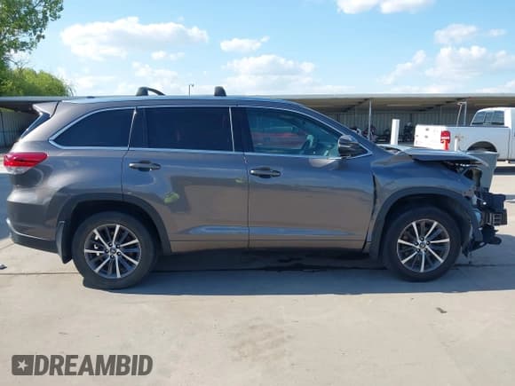 ✅ 2017 Toyota Highlander XLE • VIN: 5TDJZRFH5HS405565 • Лот: 43279792. Опубликован ранее на IAAI с пробегом 87 981 миль. Бесплатный доступ к архиву аукционных продаж из США и подробный отчёт об истории автомобиля на DreamBid. Изображение 14.