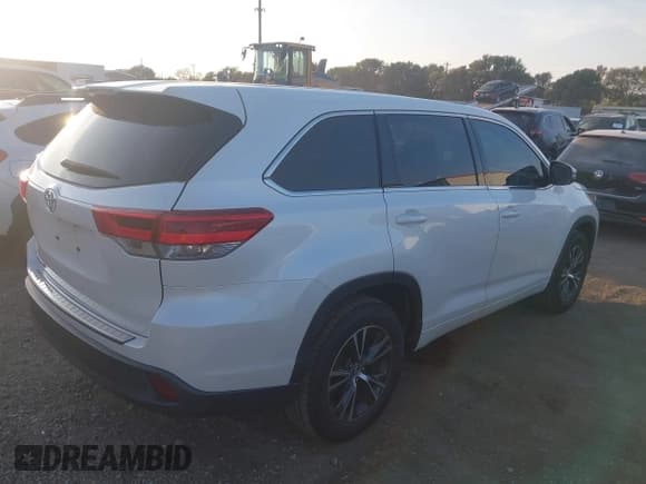 ✅ 2018 Toyota Highlander LE • VIN: 5TDZZRFH1JS270125 • Lot: 43522803. Wystawiony na IAAI z przebiegiem 105 446 mil. Bezpłatny archiwum sprzedaży aukcyjnych z USA i szczegółowy raport historii pojazdu na DreamBid. Zdjęcie 4.