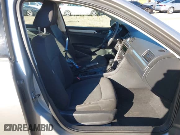 ✅ 2014 Volkswagen Passat S • VIN: 1VWAP7A30EC008863 • Lot: 41004815. Wystawiony na IAAI z przebiegiem 219 881 mil. Bezpłatny archiwum sprzedaży aukcyjnych z USA i szczegółowy raport historii pojazdu na DreamBid. Zdjęcie 5.